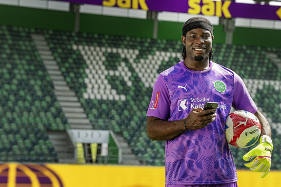 Zigi_2 | Kampagnenshootin für die SAK vom FCSG Torwart Lawrence Ati Zigi | Aktuell | Leo Boesinger Fotograf St. Gallen Spezialist für Portrait- Business- und Architekturfotografie