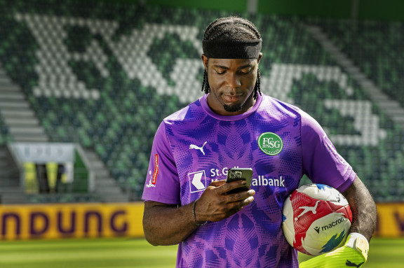 Zigi_5 | Kampagnenshootin für die SAK vom FCSG Torwart Lawrence Ati Zigi | Aktuell | Leo Boesinger Fotograf St. Gallen Spezialist für Portrait- Business- und Architekturfotografie