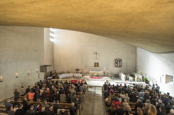 kommunion180152 | Erstkommunion Kirche St. Gallen Winkeln | Events und Reportagen | Leo Boesinger Fotograf St. Gallen Spezialist für Portrait- Business- und Architekturfotografie