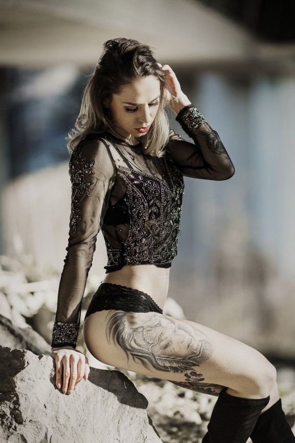 Mina_08_0015_4 | Mina bei der Autobahnbrücke | Beauty | Gesichter im Fokus – Portraits & mehr | Leo Boesinger Fotograf St. Gallen Spezialist für Portrait- Business- und Architekturfotografie