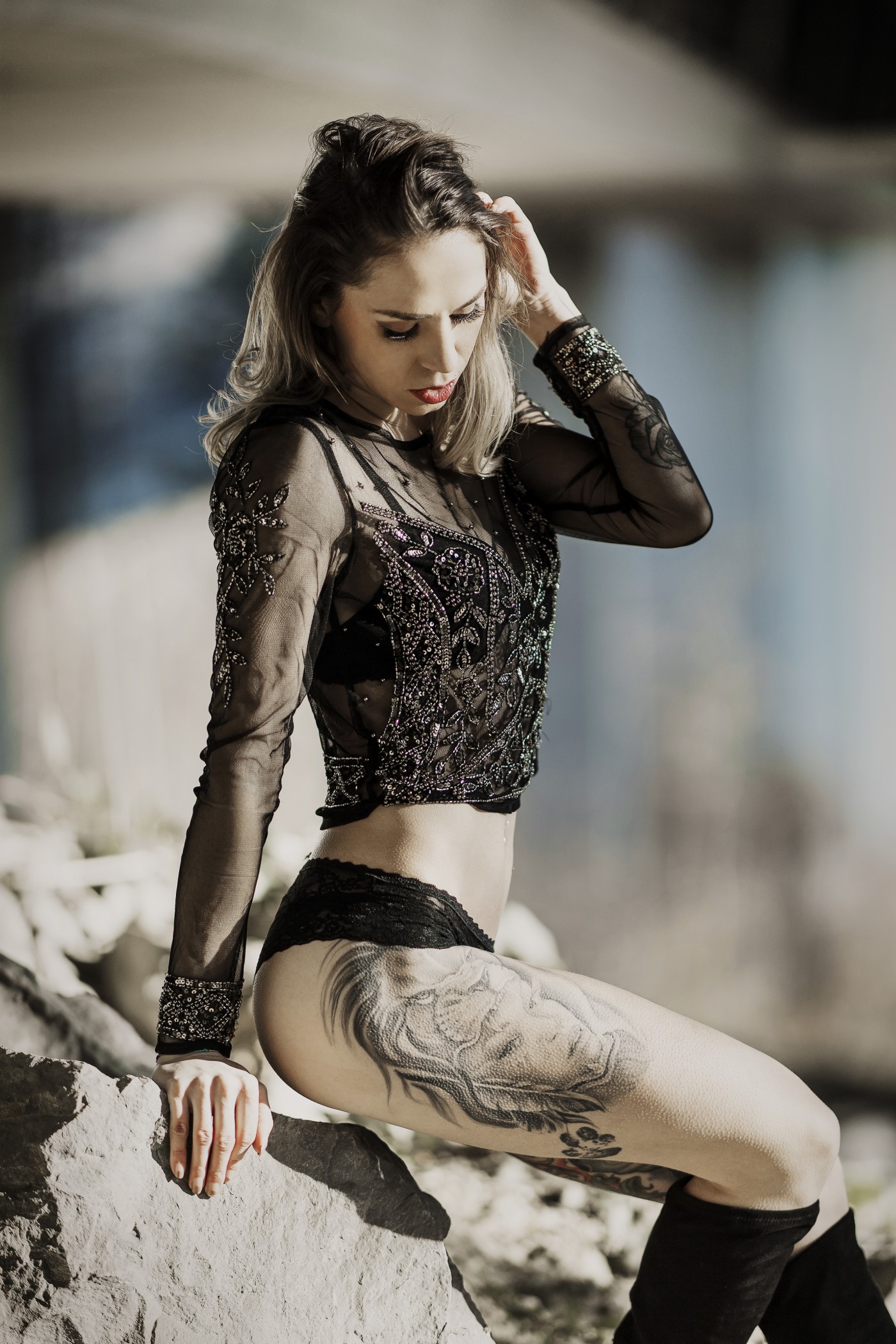 Mina_08_0015_4 | Mina bei der Autobahnbrücke | Beauty | Gesichter im Fokus – Portraits & mehr | Leo Boesinger Fotograf St. Gallen Spezialist für Portrait- Business- und Architekturfotografie