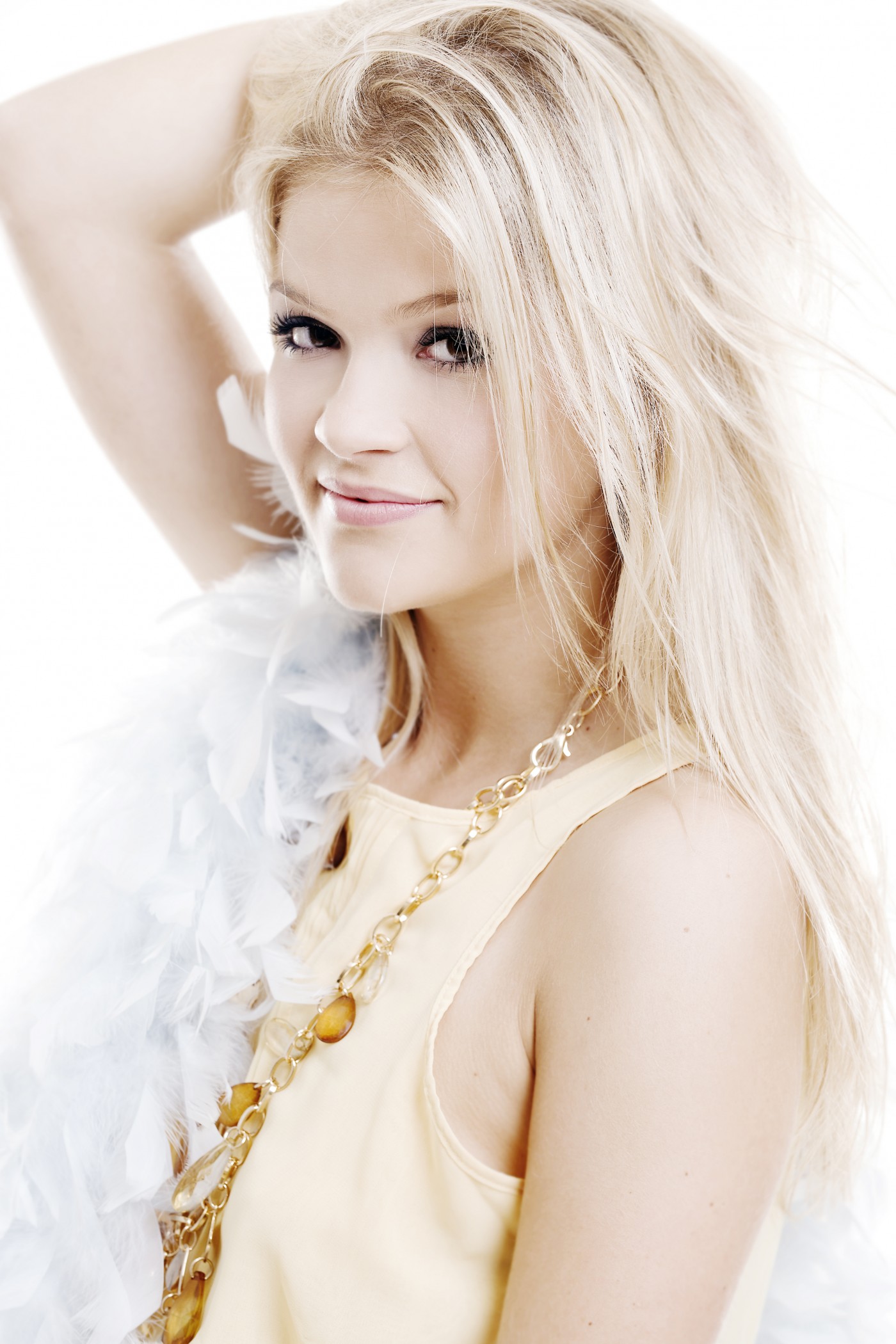 nina02121 | Nina | Beauty | Gesichter im Fokus – Portraits & mehr | Leo Boesinger Fotograf St. Gallen Spezialist für Portrait- Business- und Architekturfotografie