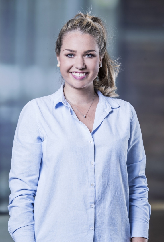 ifjjoana010016 | IFJ Institut für Jungunternehmer | Business | Gesichter im Fokus – Portraits & mehr | Leo Boesinger Fotograf St. Gallen Spezialist für Portrait- Business- und Architekturfotografie