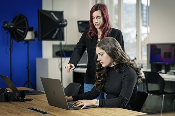 Mediamatikerin_0036 | ZBW Werbung Lehrlinge | Business | Gesichter im Fokus – Portraits & mehr | Leo Boesinger Fotograf St. Gallen Spezialist für Portrait- Business- und Architekturfotografie