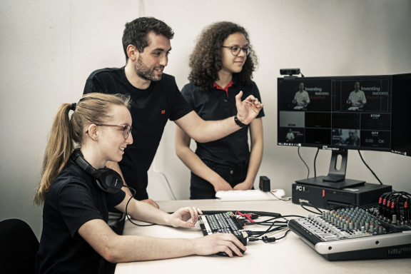 Mediamatikerin_1_0047 | ZBW Werbung Lehrlinge | Business | Gesichter im Fokus – Portraits & mehr | Leo Boesinger Fotograf St. Gallen Spezialist für Portrait- Business- und Architekturfotografie