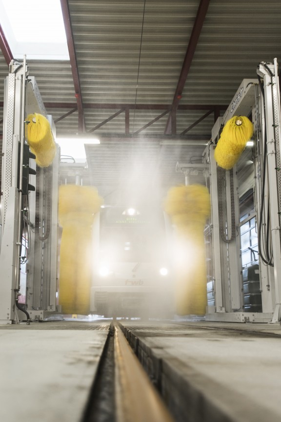 Stadler_Wil_Reinigung_0014 | Zugwerkstatt Wil für Thurgaumobil | Business | Gesichter im Fokus – Portraits & mehr | Leo Boesinger Fotograf St. Gallen Spezialist für Portrait- Business- und Architekturfotografie
