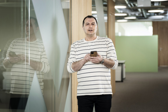 Brisoft_08_3_0008 | Mitarbeiterportraits für Brisoft in Bern und Basel | Portraits | Gesichter im Fokus – Portraits & mehr | Leo Boesinger Fotograf St. Gallen Spezialist für Portrait- Business- und Architekturfotografie