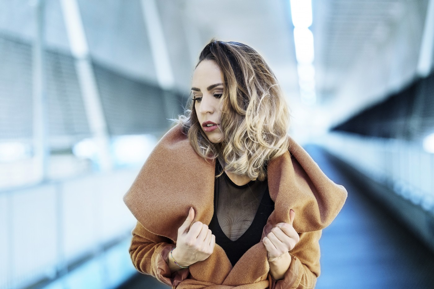 Mina_02_0007_5 | Mina bei der Autobahnbrücke | Beauty | Menschen | Leo Boesinger Fotograf St. Gallen Spezialist für Portrait- Business- und Architekturfotografie