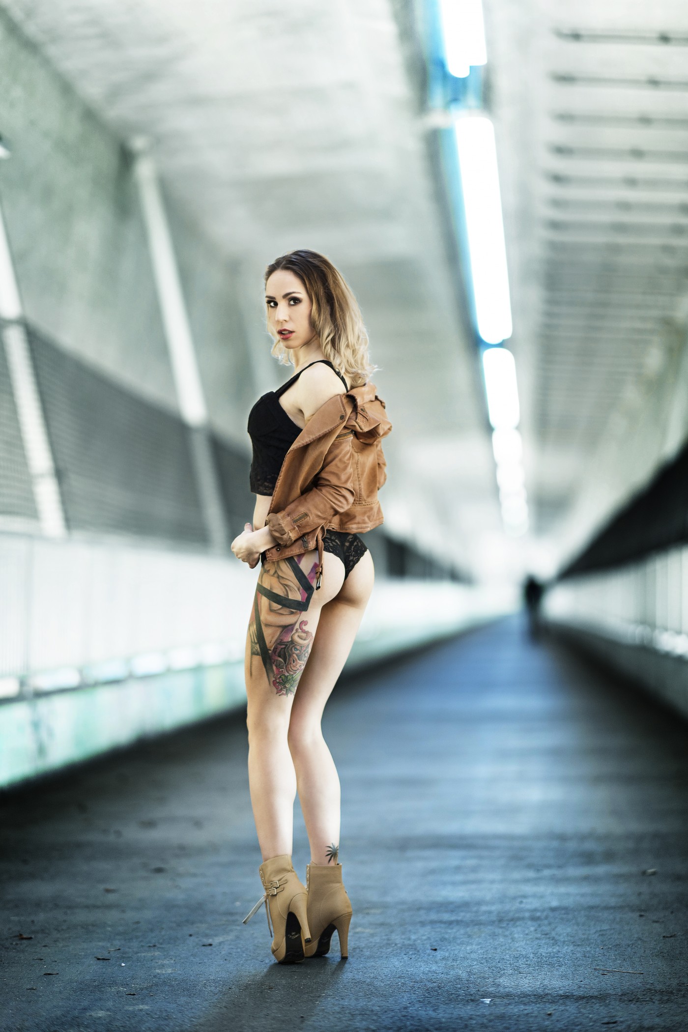 Mina_03_0061_2 | Mina bei der Autobahnbrücke | Beauty | Menschen | Leo Boesinger Fotograf