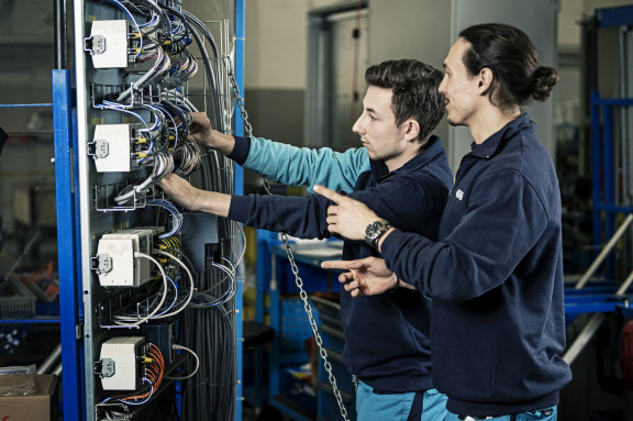 Automatiker_0021 | ZBW Werbung Lehrlinge | Business | Menschen | Leo Boesinger Fotograf