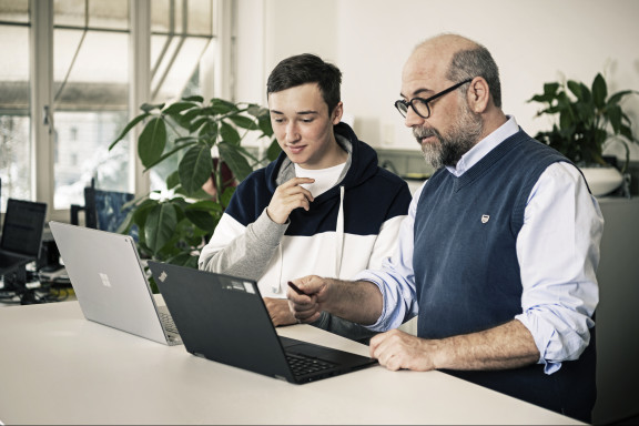 Informatiker_0076 | ZBW Werbung Lehrlinge | Business | Menschen | Leo Boesinger Fotograf