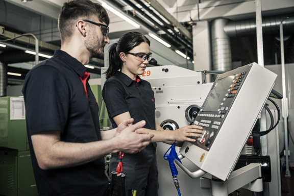 Polimechanikerin_3_0057 | ZBW Werbung Lehrlinge | Business | Menschen | Leo Boesinger Fotograf