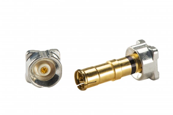 H_S_Tiefe_Isolator_0002 | Huber Suhner Produkte | Produkt- & Industriefotografie | Leo Boesinger Fotograf St. Gallen Spezialist für Portrait- Business- und Architekturfotografie