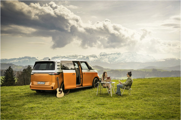 Buzz_2_1_0123_V1_Ret_1 | Kreative Werbefotografie für die ZBW – ausgezeichnet mit dem German Brand Award | Werbung in Bildern – Marken sichtbar machen | Leo Boesinger Fotograf St. Gallen Spezialist für Portrait- Business- und Architekturfotografie