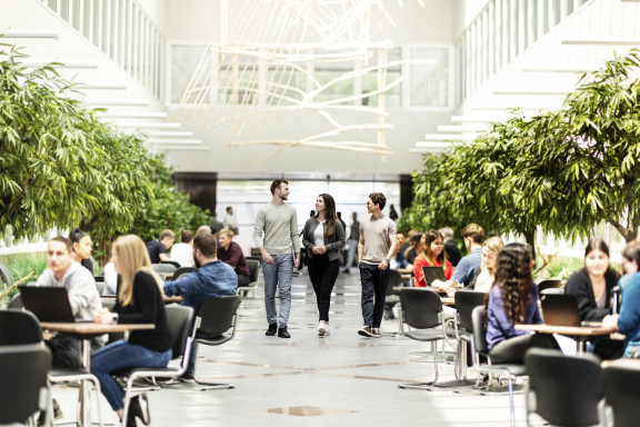 Campus_09_0007_V6 | Kreative Werbefotografie für die ZBW – ausgezeichnet mit dem German Brand Award | Werbung in Bildern – Marken sichtbar machen | Leo Boesinger Fotograf St. Gallen Spezialist für Portrait- Business- und Architekturfotografie