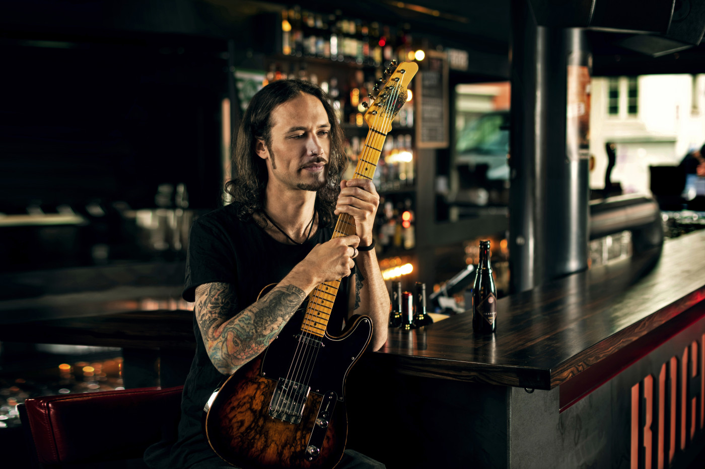 Gitarre | Kreative Werbefotografie für die ZBW – ausgezeichnet mit dem German Brand Award | Werbung in Bildern – Marken sichtbar machen | Leo Boesinger Fotograf St. Gallen Spezialist für Portrait- Business- und Architekturfotografie