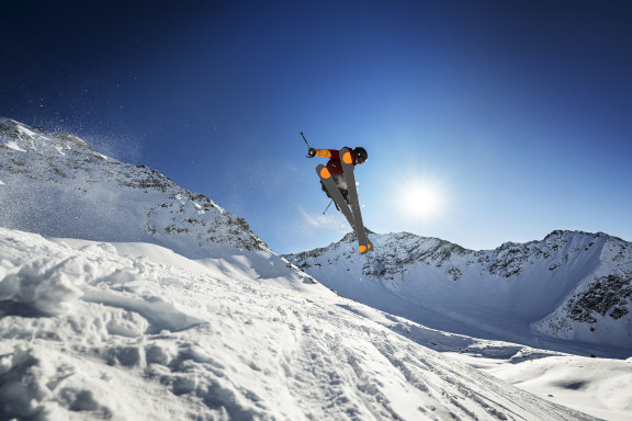Ski | Kreative Werbefotografie für die ZBW – ausgezeichnet mit dem German Brand Award | Werbung in Bildern – Marken sichtbar machen | Leo Boesinger Fotograf St. Gallen Spezialist für Portrait- Business- und Architekturfotografie