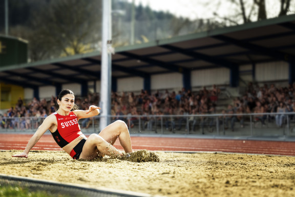 Weitsprung_Antonia_0116_Ret_V1 | Kreative Werbefotografie für die ZBW – ausgezeichnet mit dem German Brand Award | Werbung in Bildern – Marken sichtbar machen | Leo Boesinger Fotograf St. Gallen Spezialist für Portrait- Business- und Architekturfotografie
