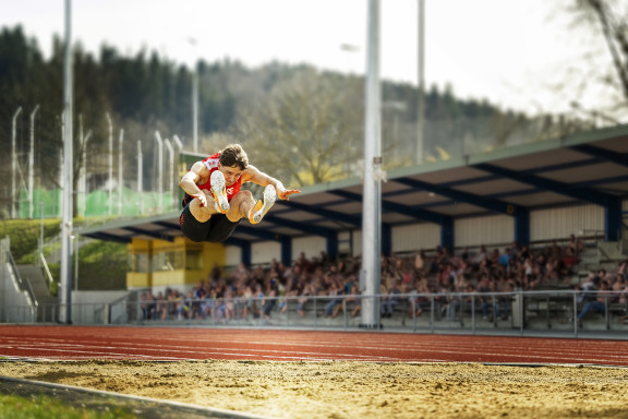 Weitsprung_Manuel__0126_Ret_V1 | Kreative Werbefotografie für die ZBW – ausgezeichnet mit dem German Brand Award | Werbung in Bildern – Marken sichtbar machen | Leo Boesinger Fotograf St. Gallen Spezialist für Portrait- Business- und Architekturfotografie