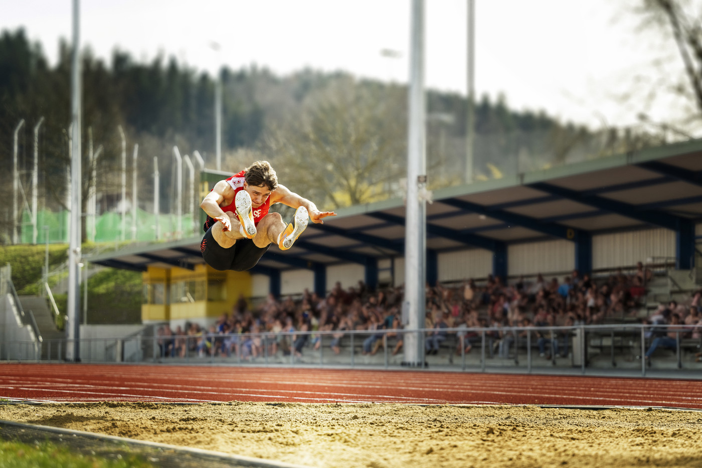 Weitsprung_Manuel__0126_Ret_V1 | Kreative Werbefotografie für die ZBW – ausgezeichnet mit dem German Brand Award | Werbung in Bildern – Marken sichtbar machen | Leo Boesinger Fotograf St. Gallen Spezialist für Portrait- Business- und Architekturfotografie