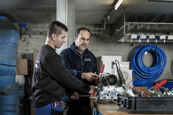ZBW_1_Fatzer_02_0016_V1 | ZBW Lehrling im Gespräch mit dem Lehrmeister | Werbung in Bildern – Marken sichtbar machen | Leo Boesinger Fotograf St. Gallen Spezialist für Portrait- Business- und Architekturfotografie