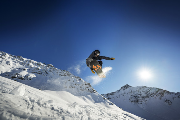 Snowboard | Kreative Werbefotografie für die ZBW – ausgezeichnet mit dem German Brand Award | Werbung | Leo Boesinger Fotograf St. Gallen Spezialist für Portrait- Business- und Architekturfotografie
