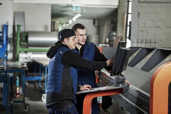ZBW_1_Broenimann_0006_V1 | ZBW Lehrling im Gespräch mit dem Lehrmeister | Werbung | Leo Boesinger Fotograf St. Gallen Spezialist für Portrait- Business- und Architekturfotografie
