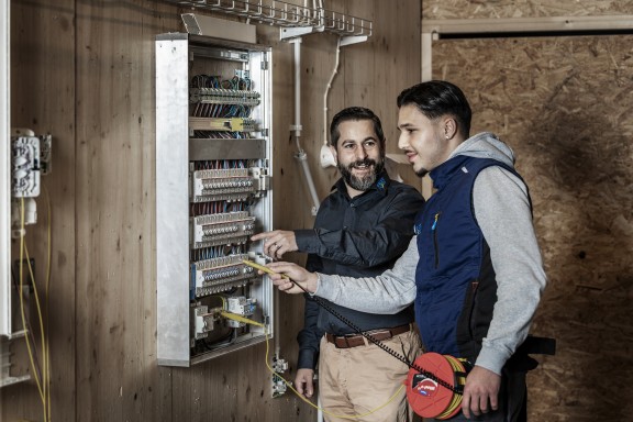 ZBW_1_Kuster_Elektro_0126_V1 | ZBW Lehrling im Gespräch mit dem Lehrmeister | Werbung | Leo Boesinger Fotograf St. Gallen Spezialist für Portrait- Business- und Architekturfotografie