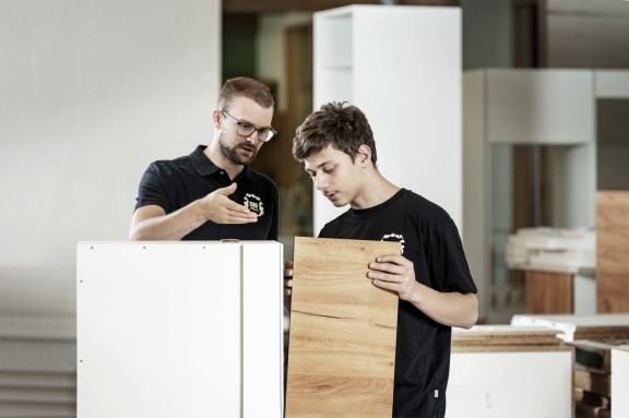 ZBW_1_MeinHolz_0085_V1 | ZBW Lehrling im Gespräch mit dem Lehrmeister | Werbung | Leo Boesinger Fotograf St. Gallen Spezialist für Portrait- Business- und Architekturfotografie